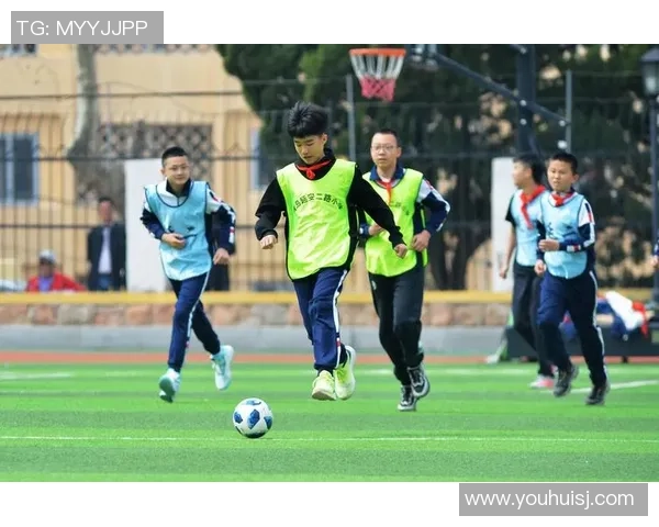 资深球星亲自带领新秀亮相绿茵赛场助力足球新人闪耀登场